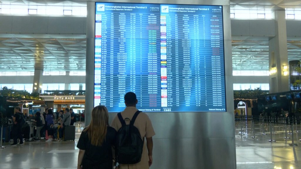 Thousands of passengers stranded as Middle East airspace shuts | Newsfeed