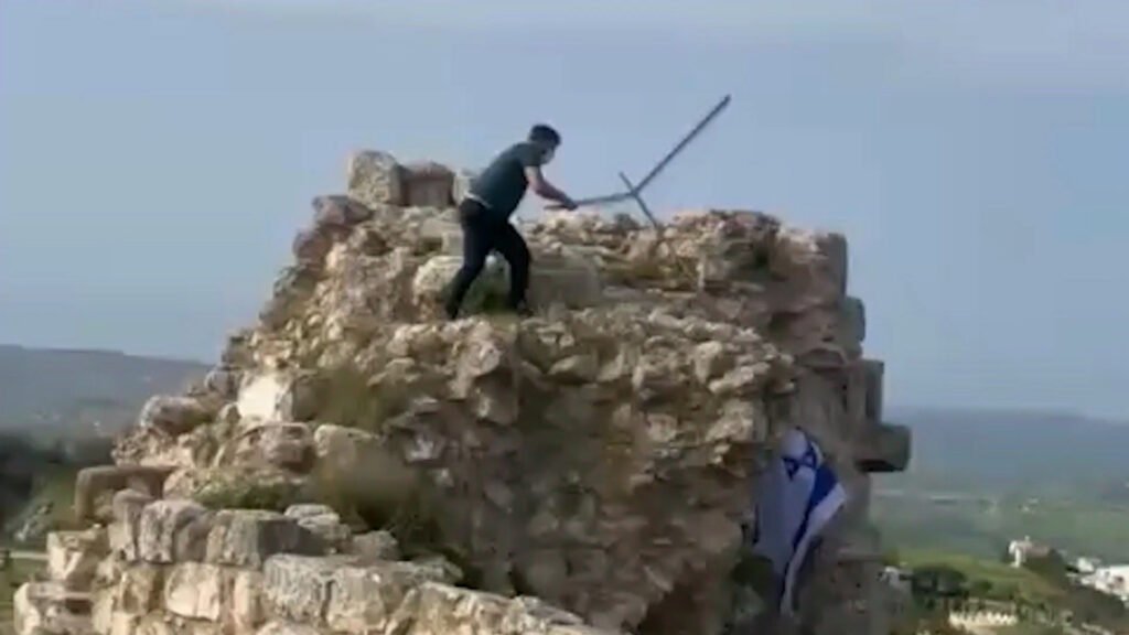 Lebanese man removes Israeli flag from castle in southern Lebanon | Newsfeed
