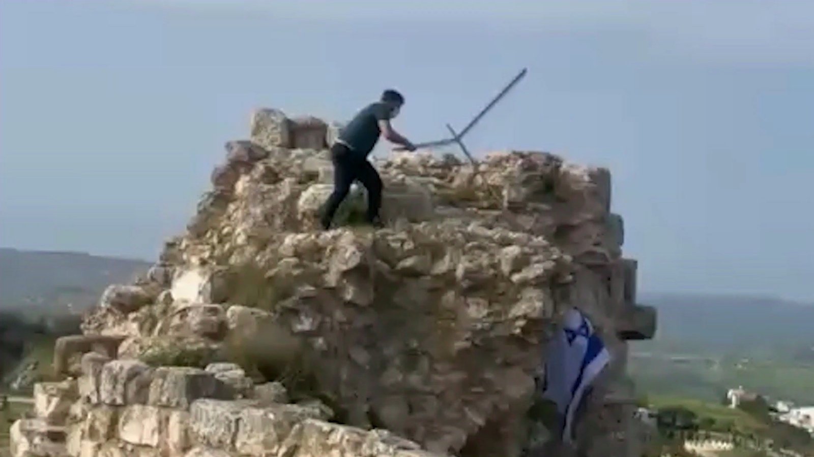 Lebanese man removes Israeli flag from castle in southern Lebanon | Newsfeed