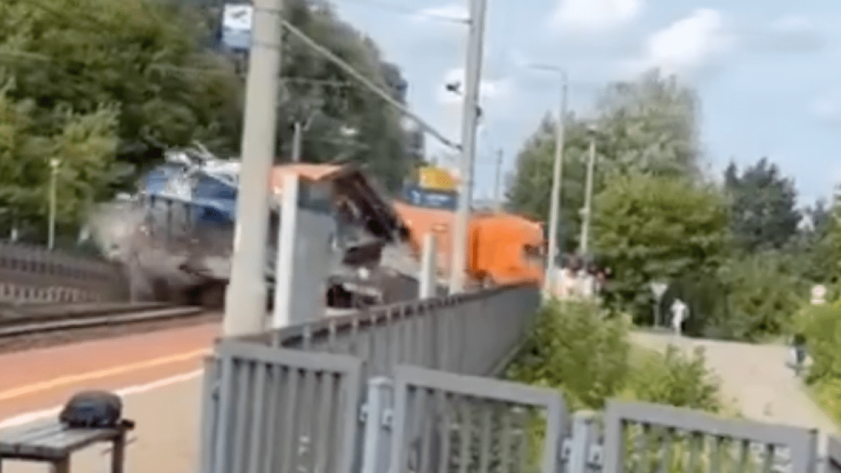 Train crashes into truck at railway crossing in Gdansk, Poland | Newsfeed