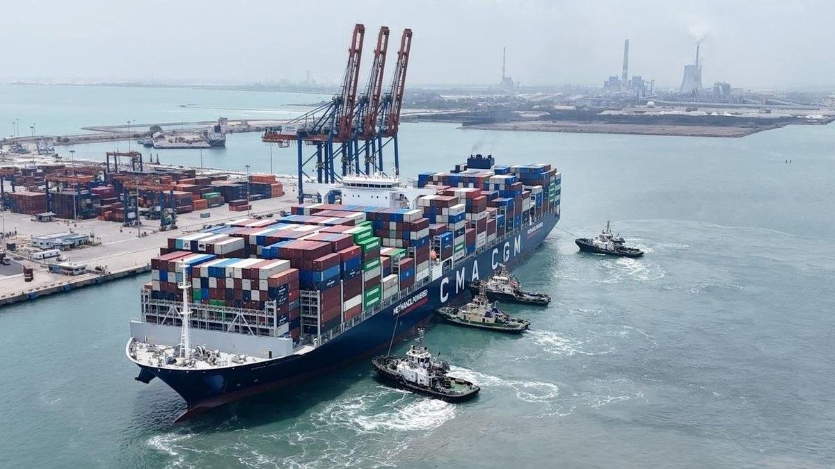 V.O.C. Port handles 335-meter-long container vessel to set new record